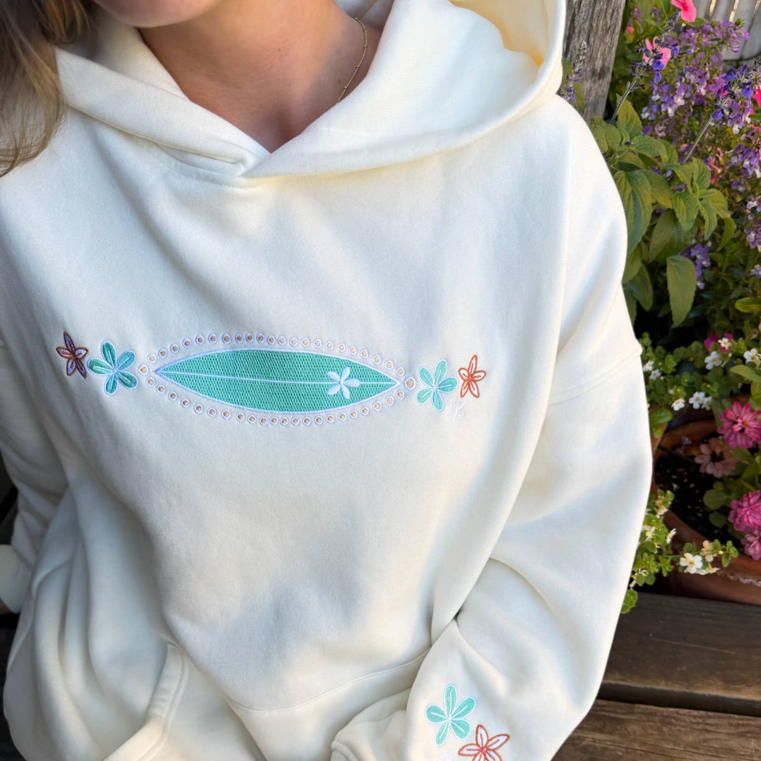 Sweat à capuche brodé – Planche de surf florale | crème perle