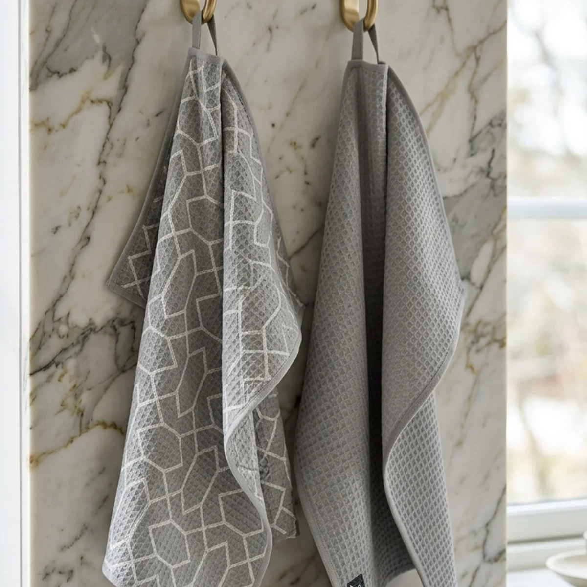 Essuie-mains de cuisine Solem gris suspendus dans une cuisine