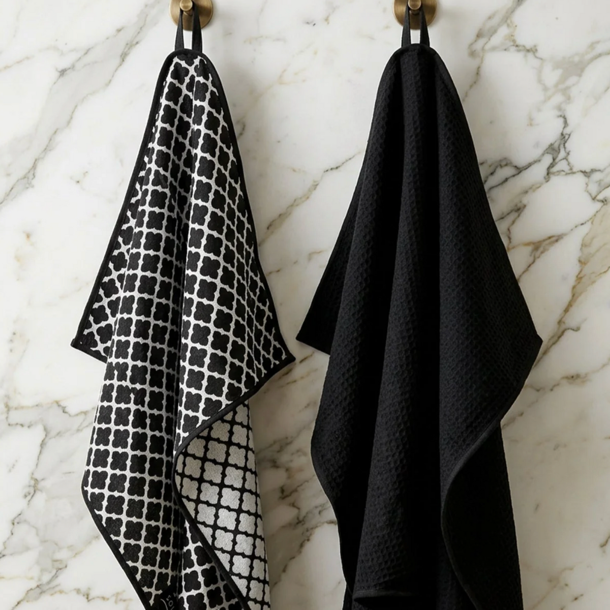 Essuie-mains de cuisine Solem noir suspendus dans une cuisine