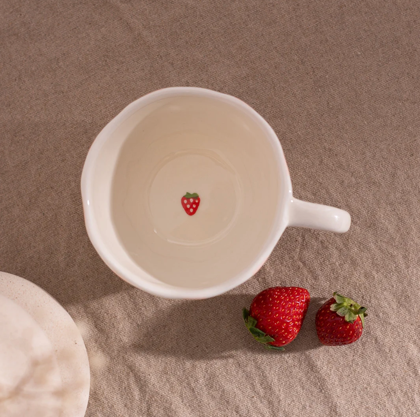 Tasse Rayures de Fraises — Céramique Rose & Fraises Rouges | Tasse à Café Artisanale