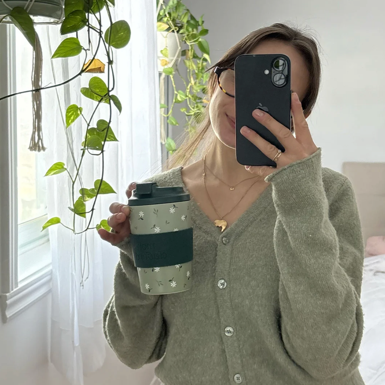 Tasse de Voyage « Moi D’Abord » Marguerite — Marguerites Blanches & Vert Sauge | Couvercle Silicone