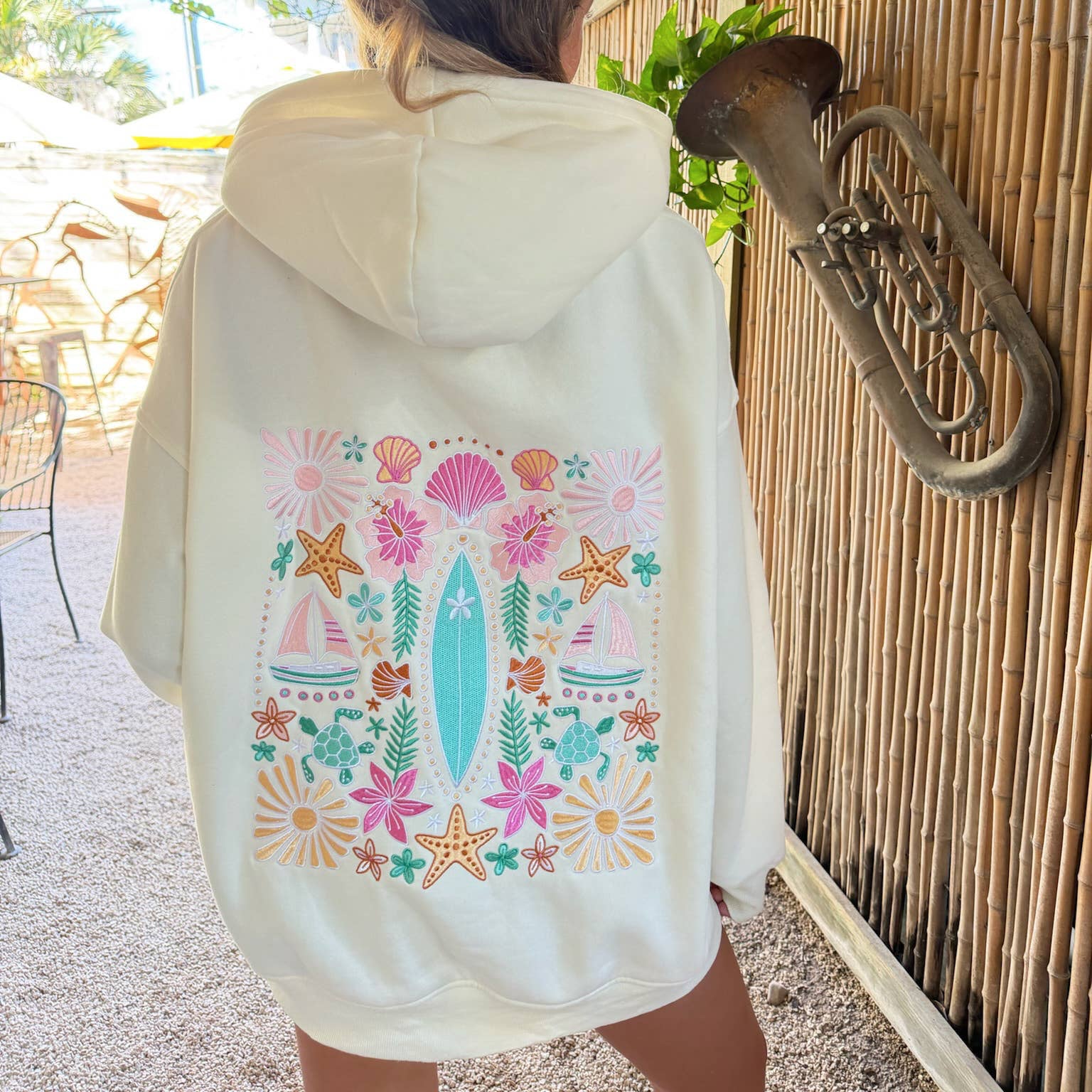 Sweat à capuche brodé – Planche de surf florale | crème perle