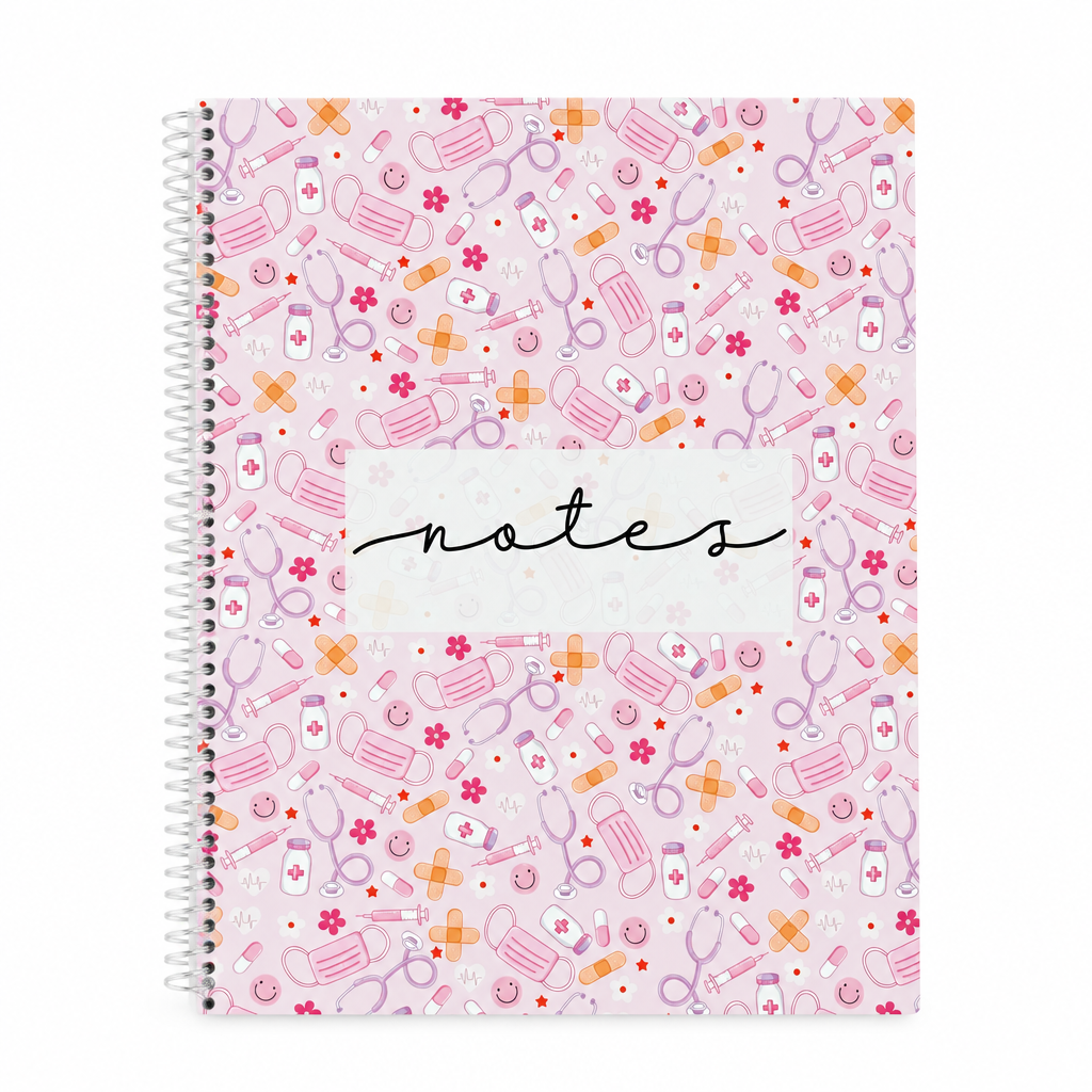 Cahier de notes rose à spirale avec motifs médicaux sur fond blanc
