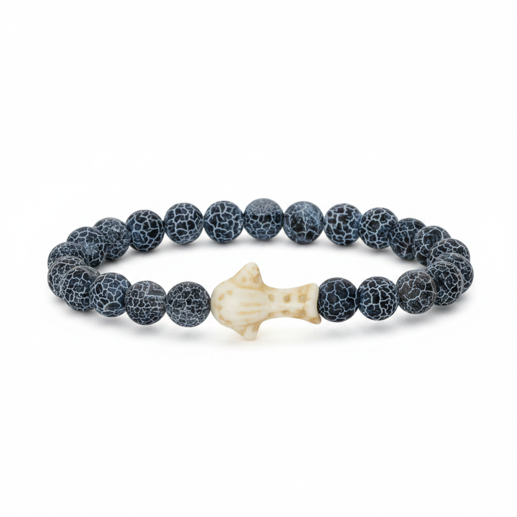 Bracelet Fahlo Requin Baleine Deep Blue perles bleu marine craquelées sur fond blanc