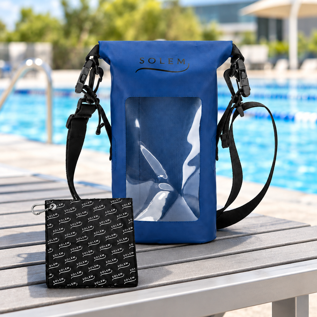 Pochette étanche bleue SOLEM et serviette multisport sur un bord de piscine
