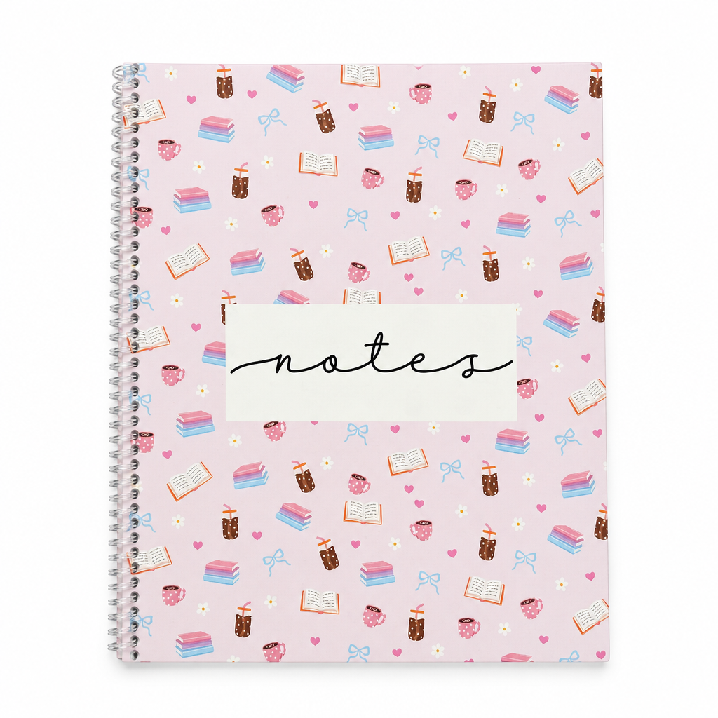 Cahier de notes rose à spirale avec motifs de livres, tasses et cafés glacés sur fond blanc