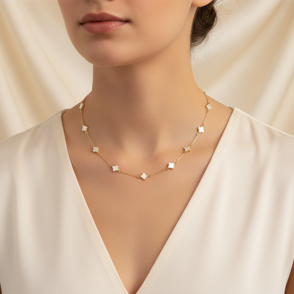 Collier trèfle coquillage blanc porté au cou lifestyle