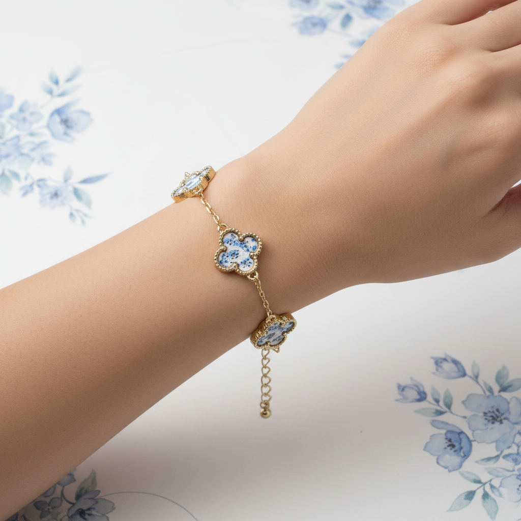Bracelet trèfle floral bleu porté au poignet lifestyle