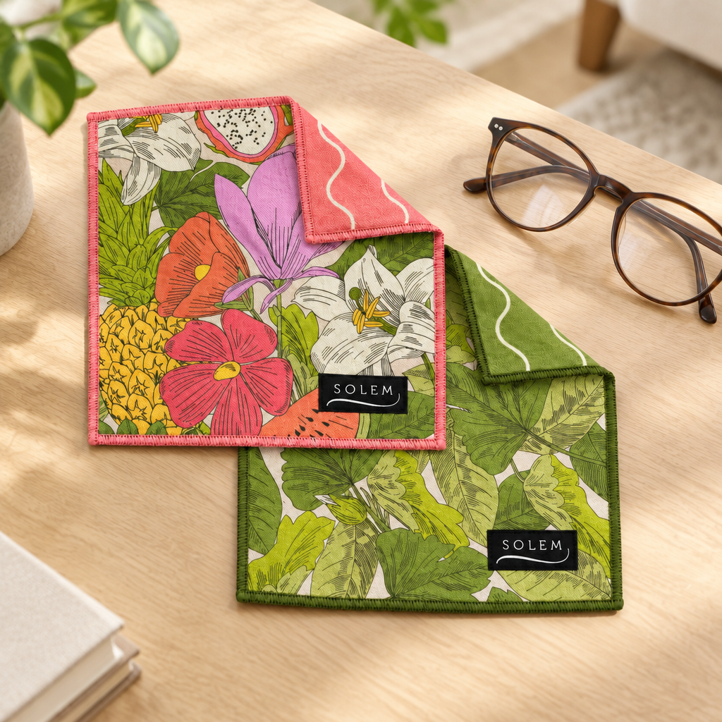 Lingettes à lunettes SOLEM aux motifs floraux tropicaux accompagnées de lunettes sur un bureau