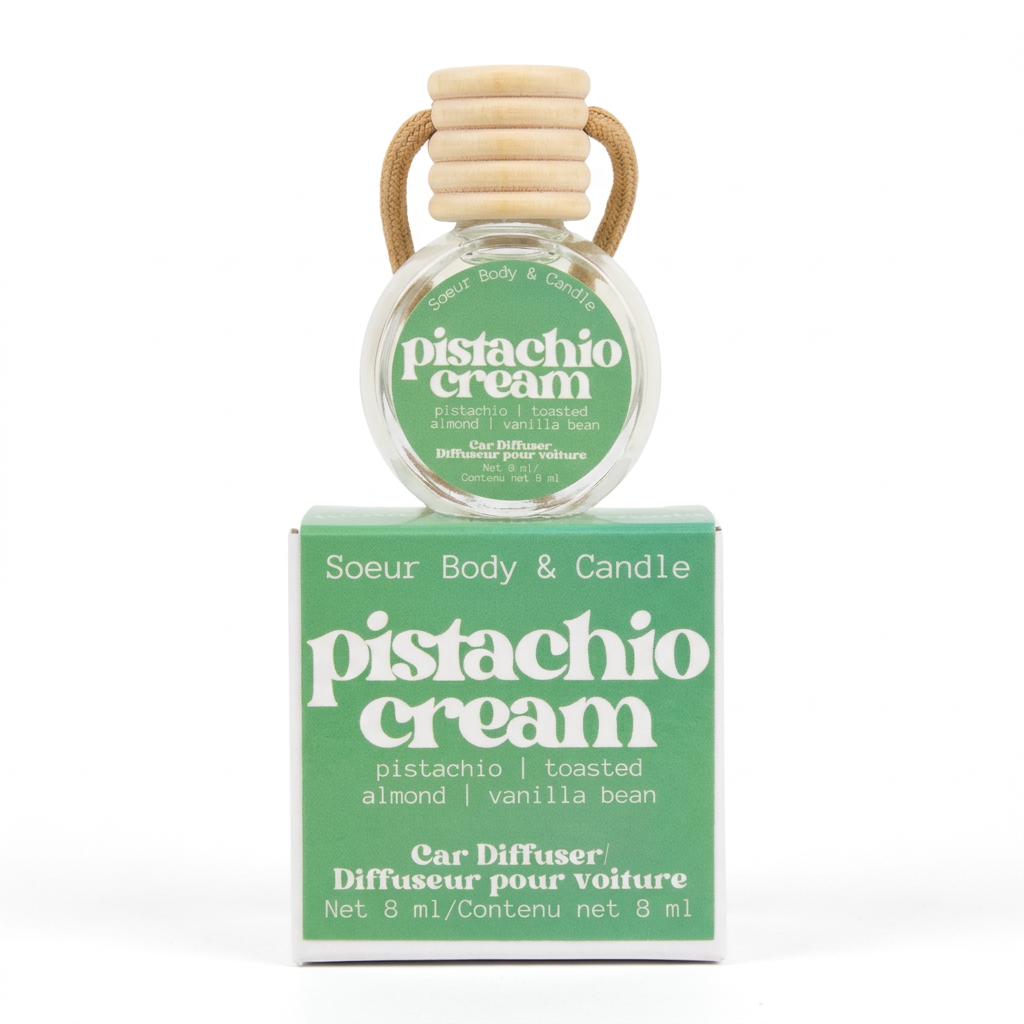Diffuseur pour voiture Pistachio Cream de Soeur Body & Candle avec bouchon en bois et boîte verte, sur fond blanc.