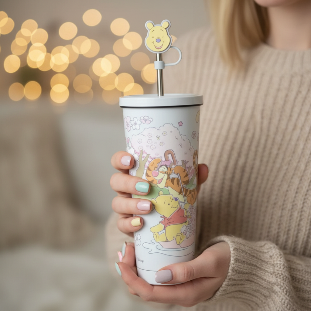 Gobelet Winnie l’Ourson tenu dans les mains