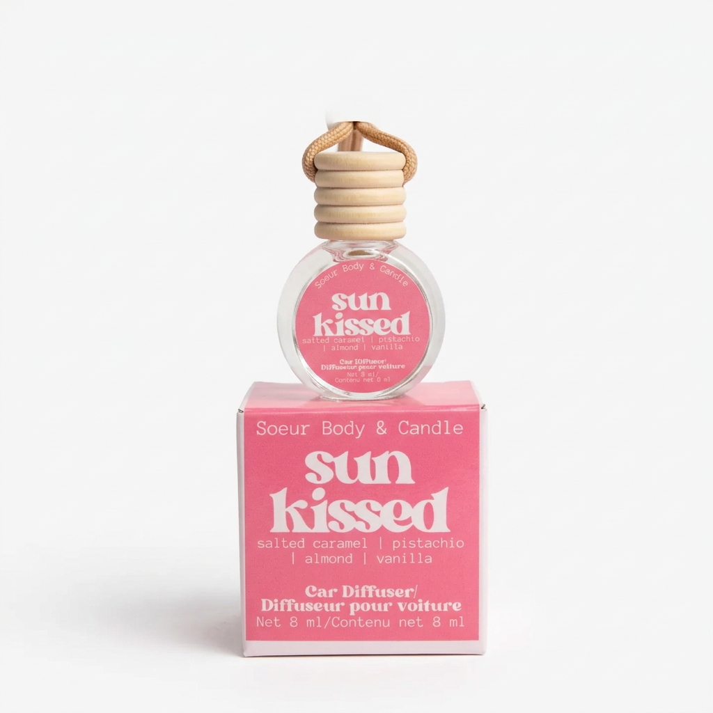Diffuseur pour voiture Sun Kissed de Soeur Body & Candle avec bouchon en bois et boîte rose, sur fond blanc.