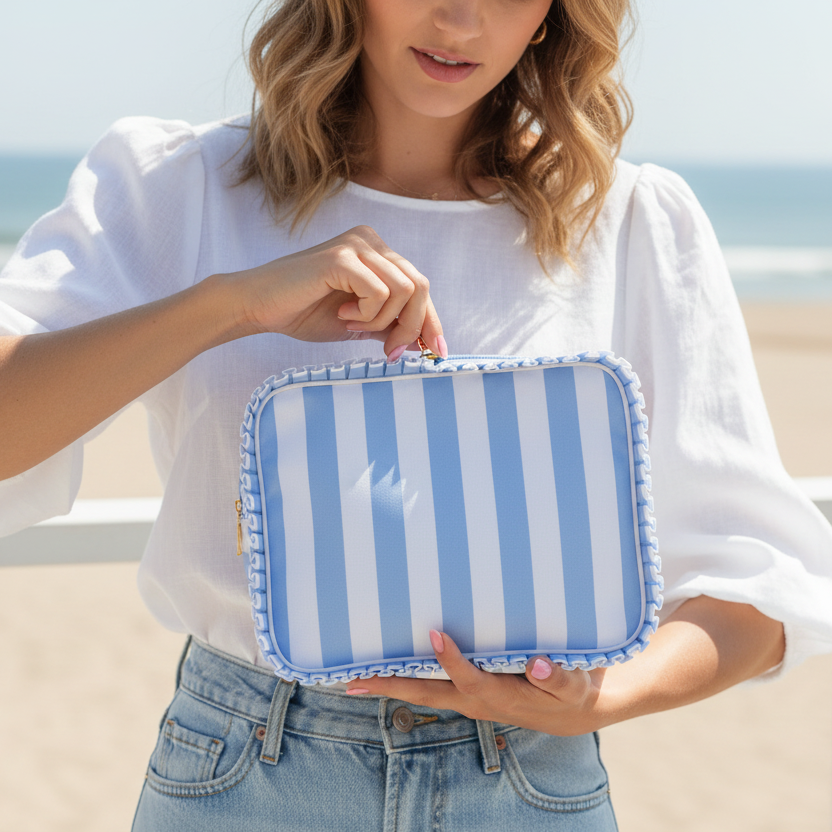 Trousse cosmétique rayée bleu Josslyn - lifestyle généré