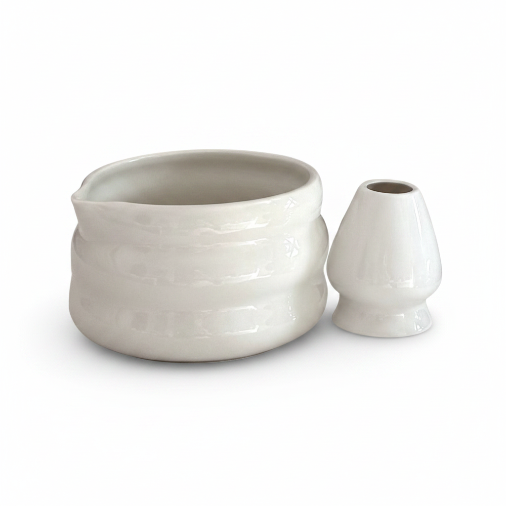 Ensemble bol à matcha Bubble crème et support à fouet sur fond blanc