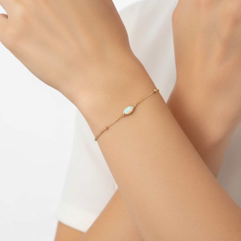 Bracelet Emery opale doré porté au poignet lifestyle