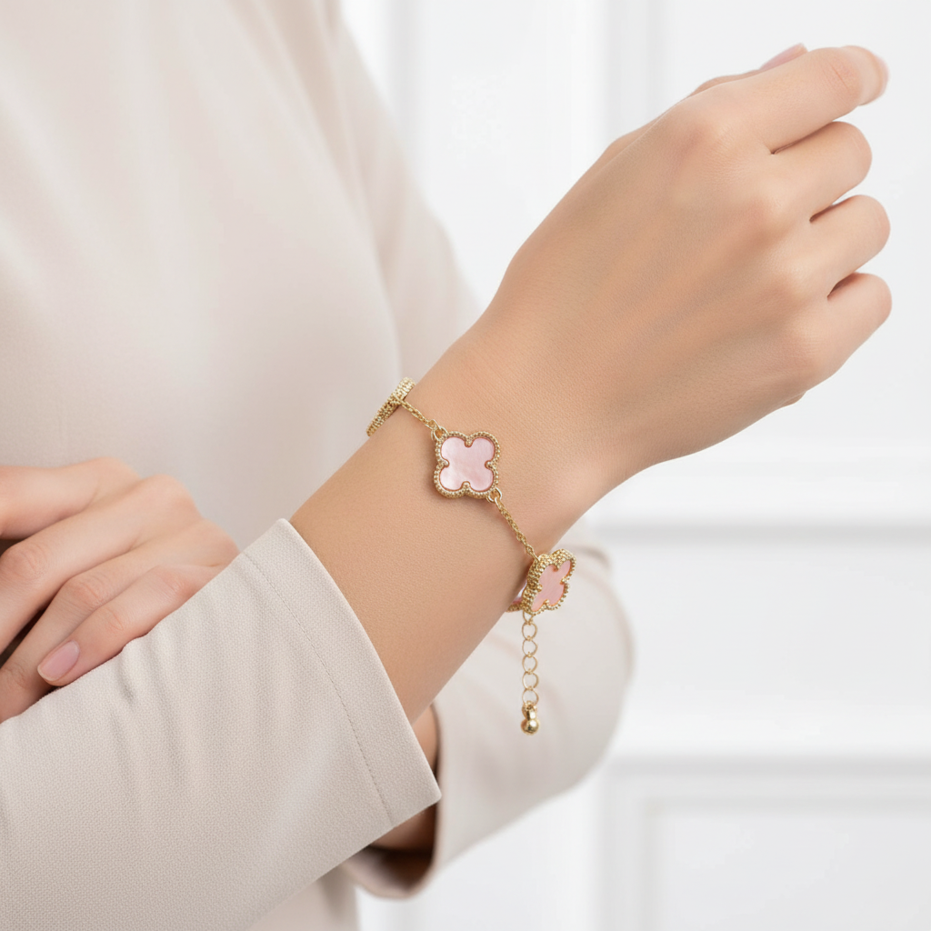 Bracelet trèfle beige rose doré porté au poignet lifestyle
