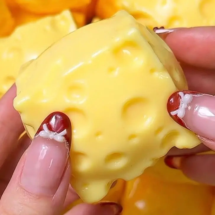 Mini jouet squishy jaune en forme de morceau de fromage Squishyverse