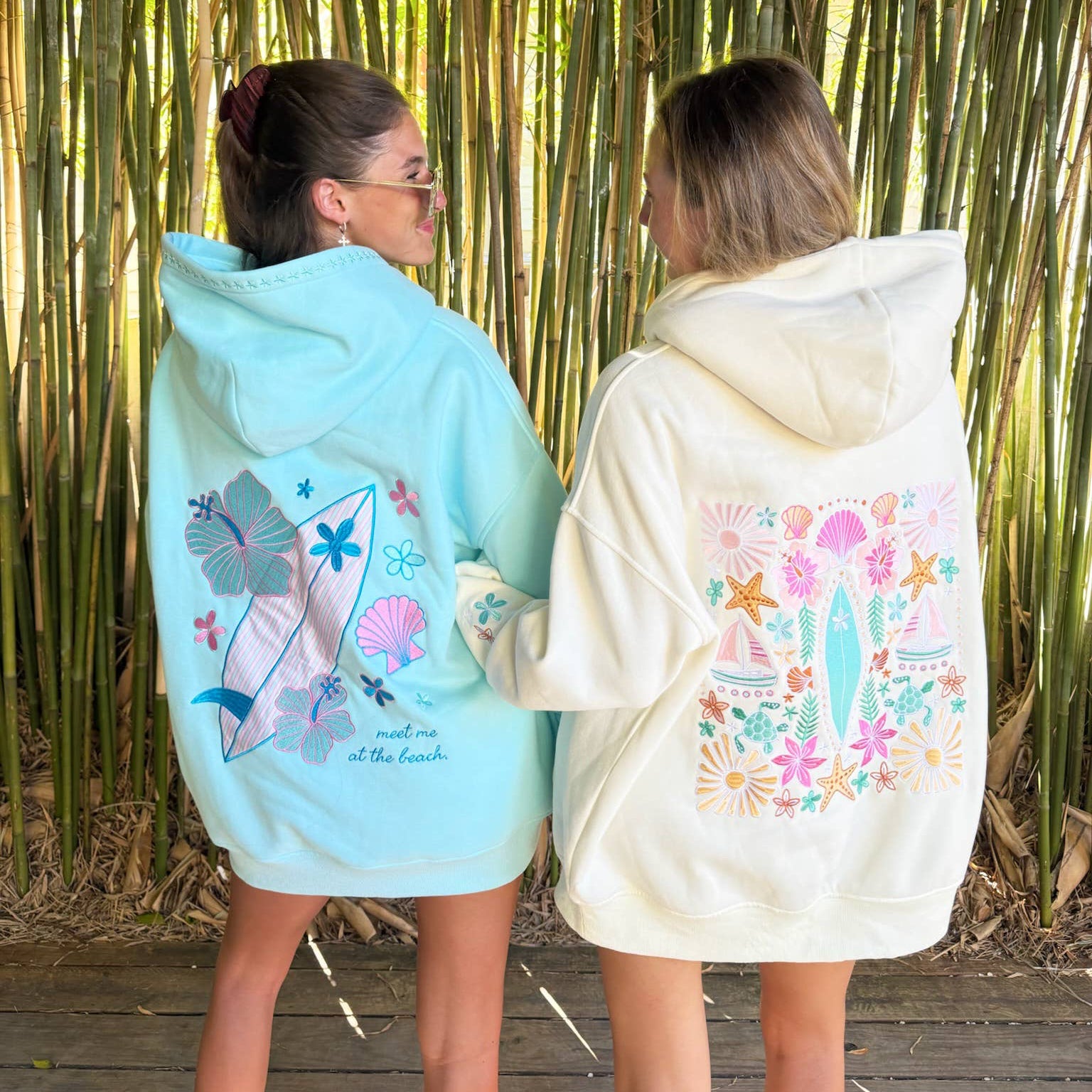 Sweat à capuche brodé – Planche de surf florale | crème perle