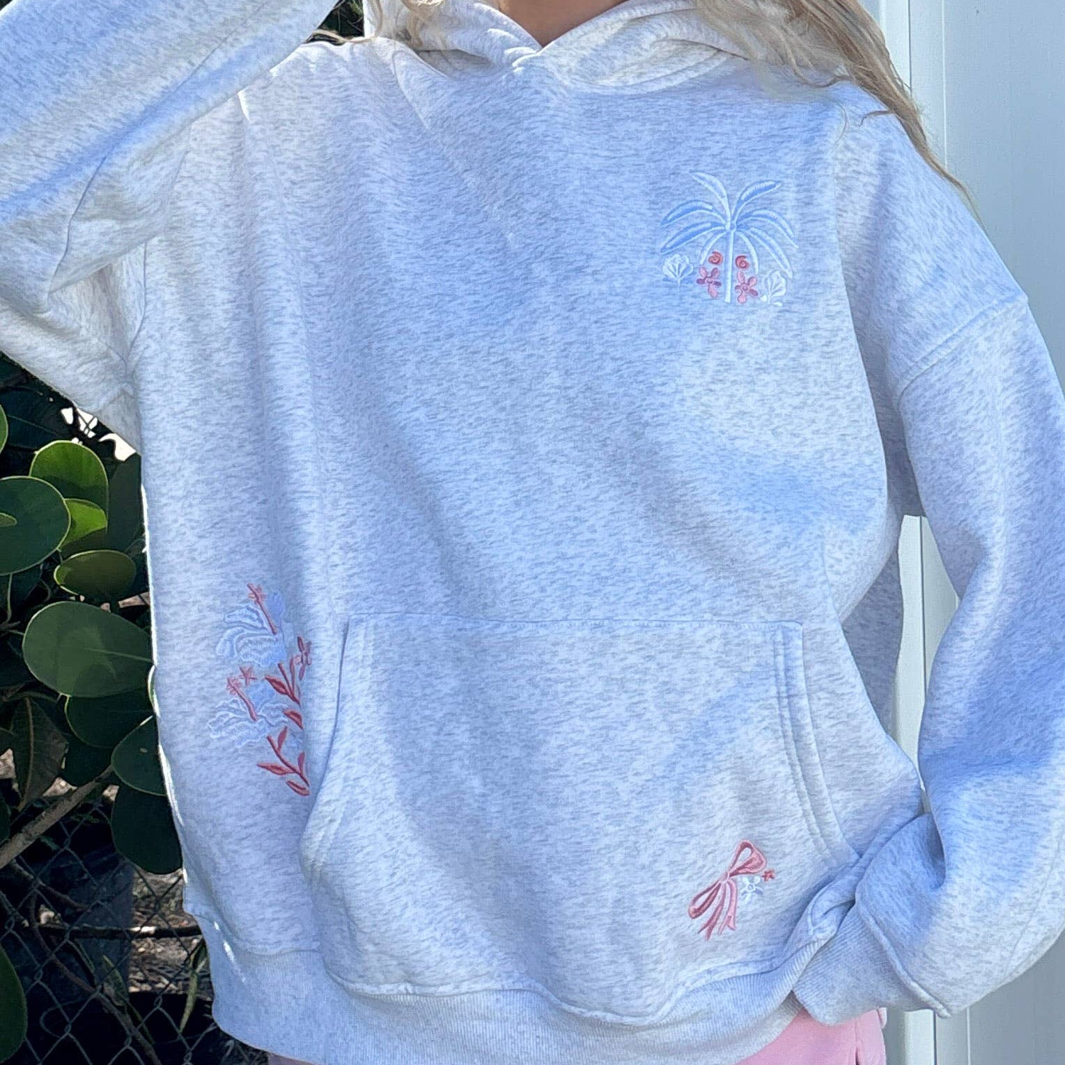 Sweat à capuche brodé – Palmiers Tropicaux | Gris perle