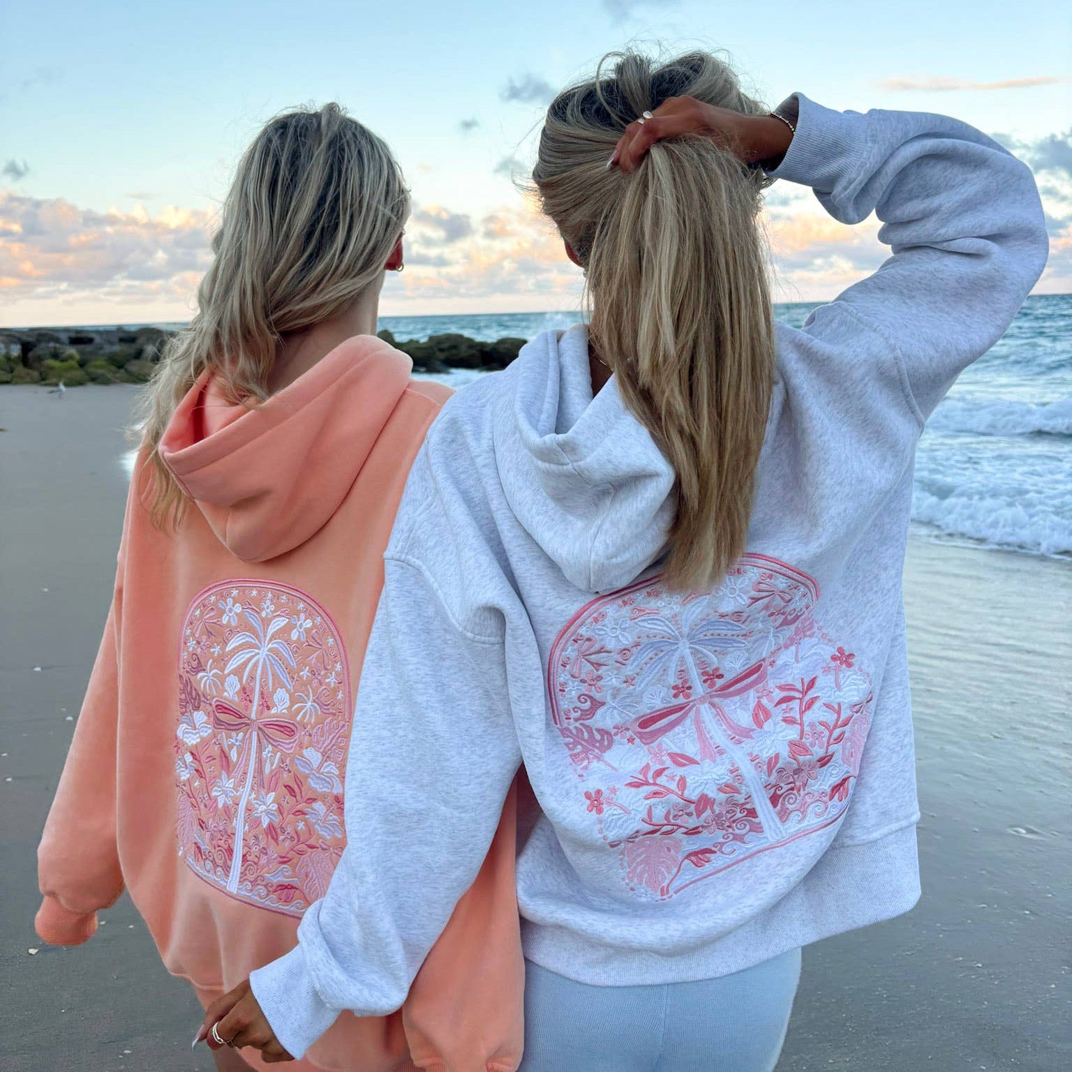 Sweat à capuche brodé – Palmiers Tropicaux | Gris perle