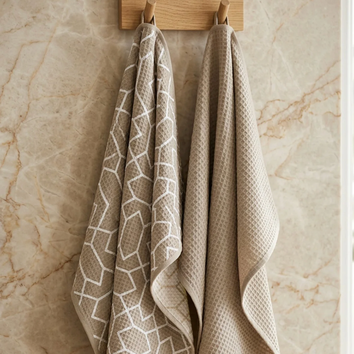 Essuie-mains de cuisine Solem beige suspendus dans une cuisine