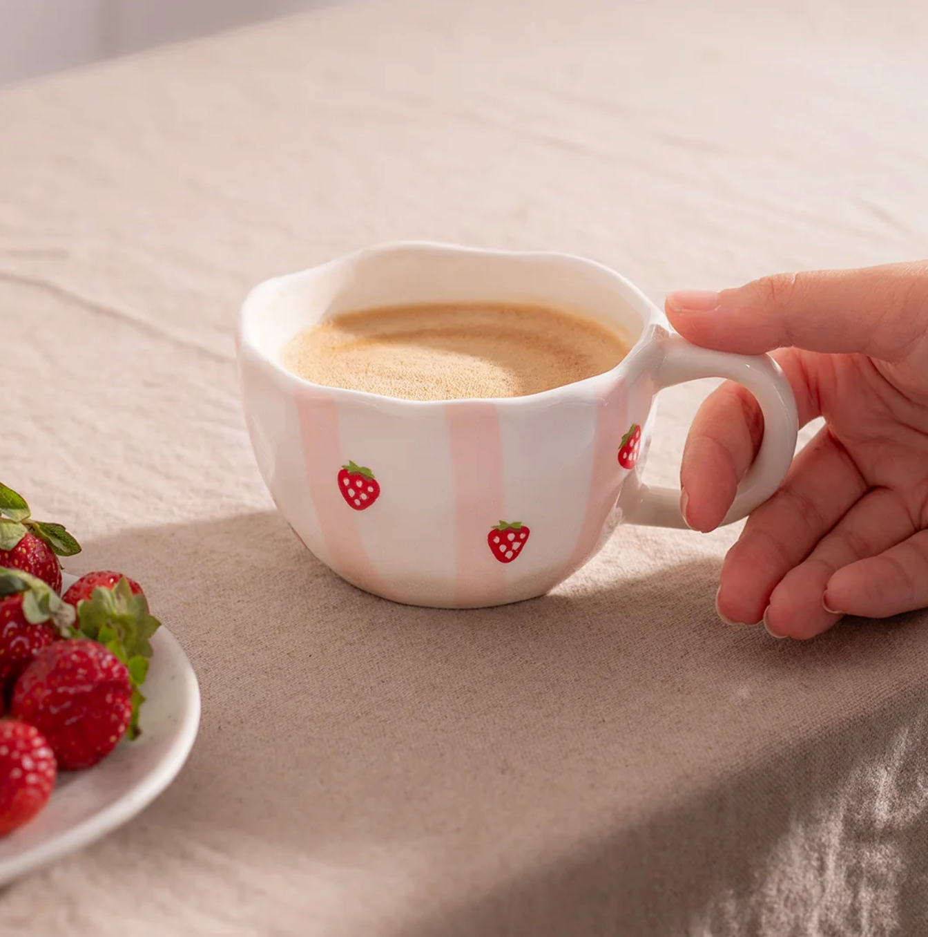Tasse Rayures de Fraises — Céramique Rose & Fraises Rouges | Tasse à Café Artisanale
