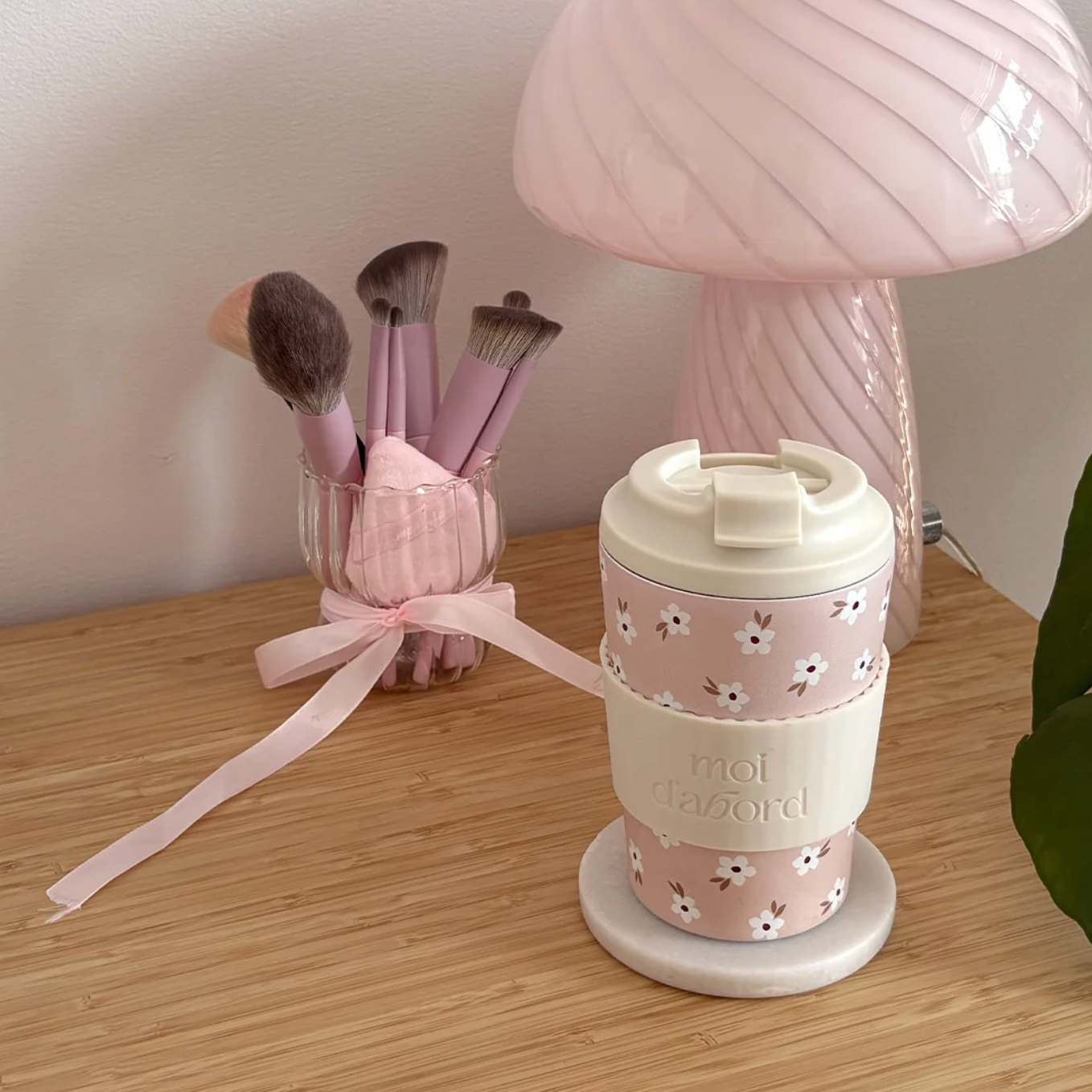 Tasse de Voyage « Moi D’Abord » — Fleurs Blanches sur Rose
