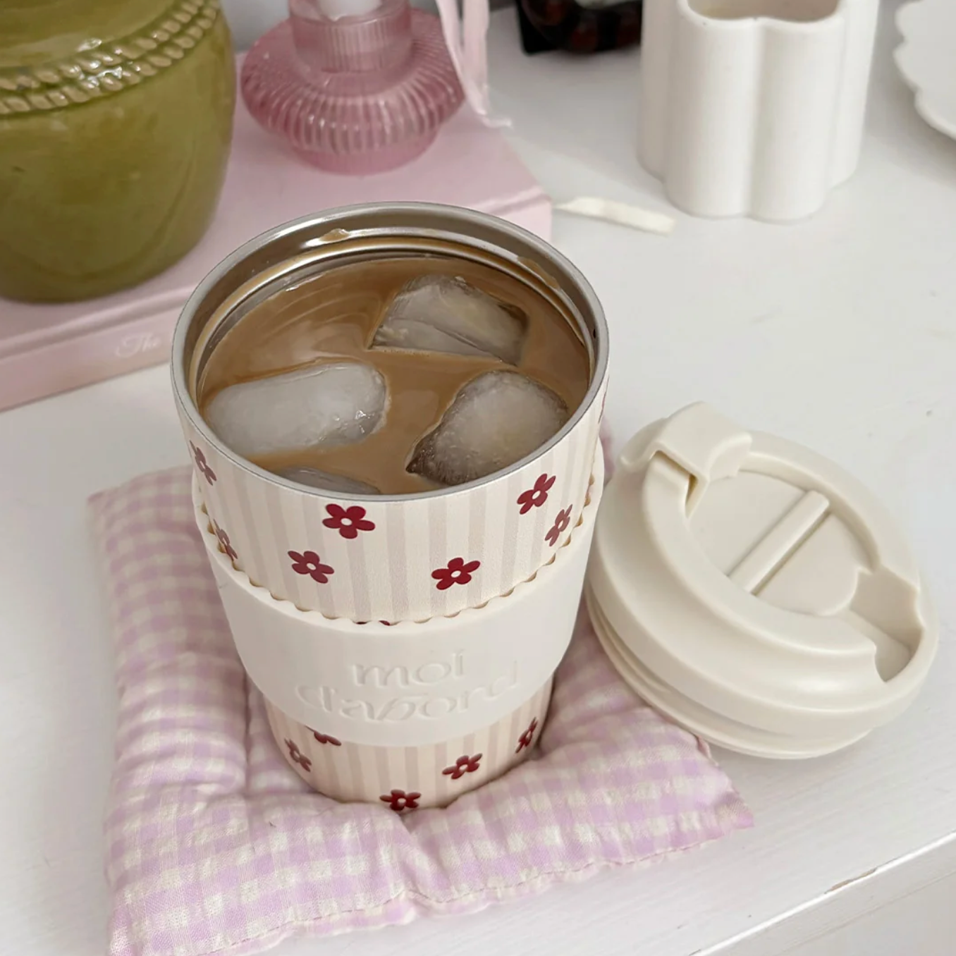 Tasse de Voyage « Moi D’Abord » Rayures Florales — Fleurs Rouges sur Crème