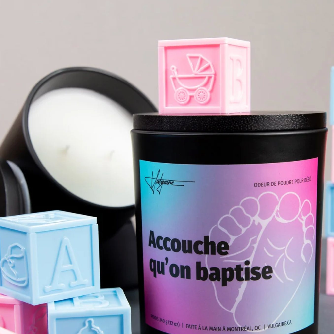Bougie Accouche qu’on baptise — Odeur de Poudre pour Bébé | 340g | Vulgaire | Fait main à Montréal