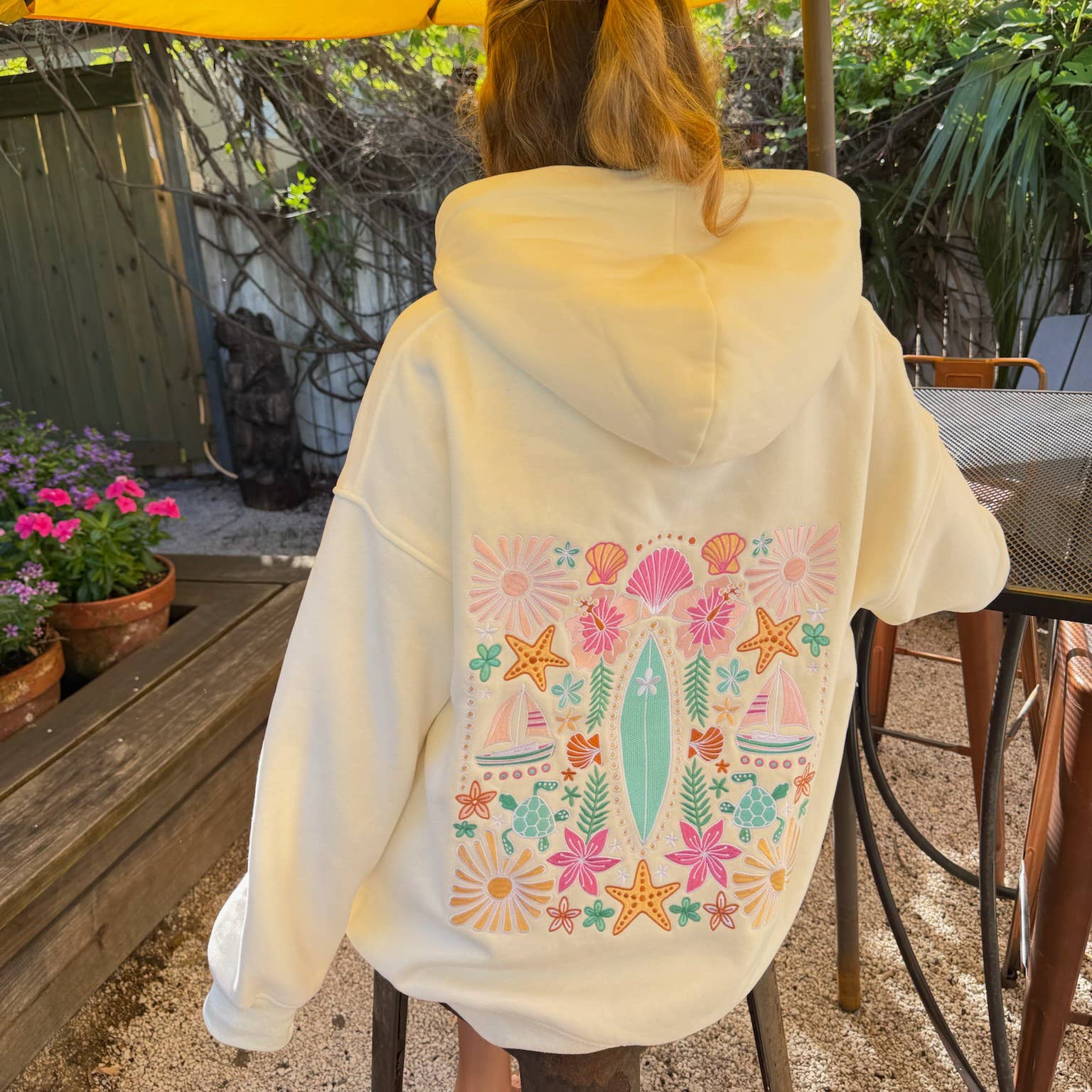 Sweat à capuche brodé – Planche de surf florale | crème perle
