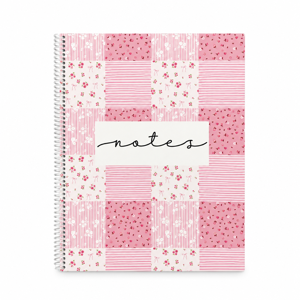 Cahier de notes à spirale avec couverture patchwork rose sur fond blanc