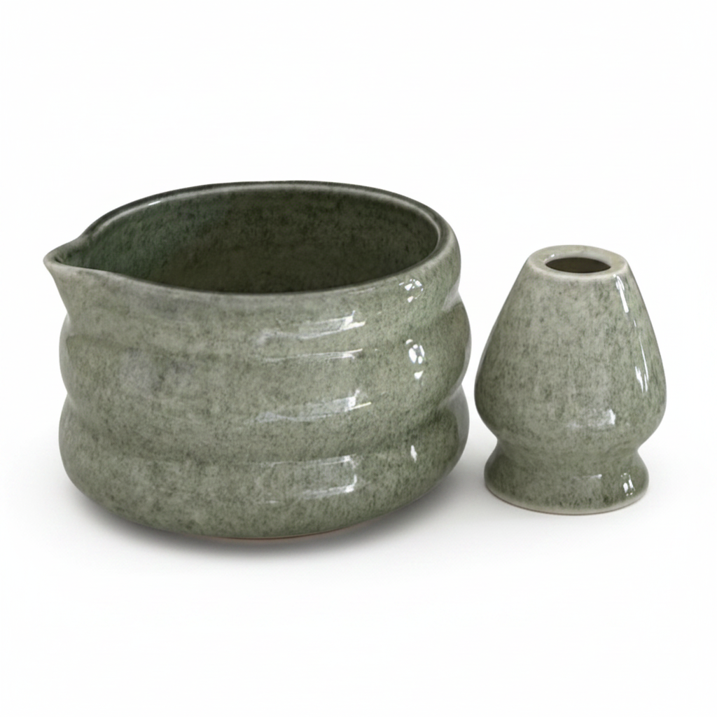 Ensemble bol à matcha Bubble vert sauge et support à fouet sur fond blanc