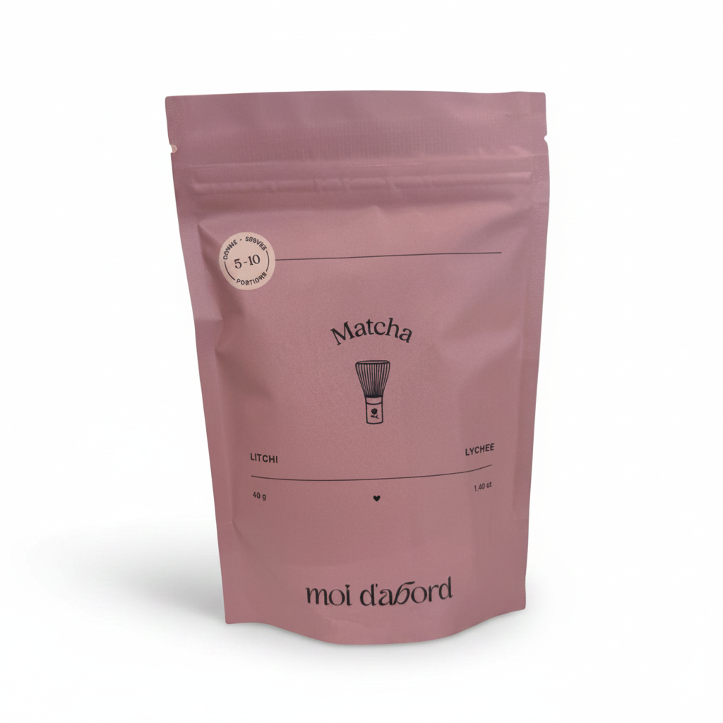 Sachet Matcha Litchi Moi d'abord rose sur fond blanc