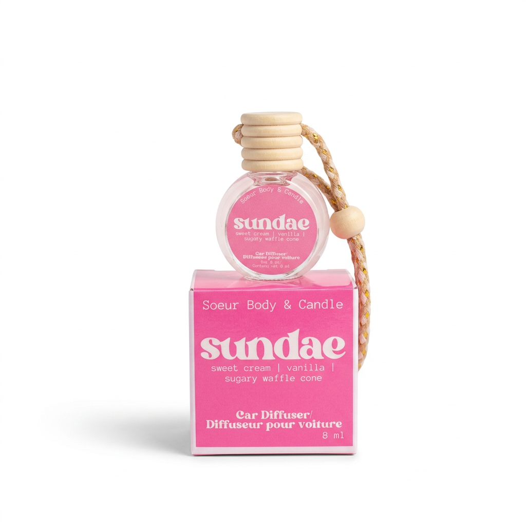 Diffuseur pour voiture Sundae de Soeur Body & Candle avec bouchon en bois et boîte rose, sur fond blanc.