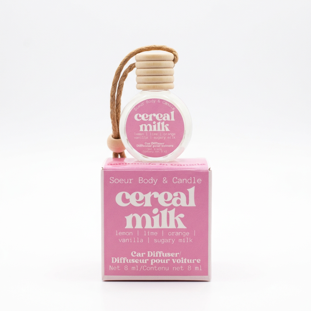 Diffuseur pour voiture Cereal Milk de Soeur Body & Candle, flacon avec bouchon en bois et boîte rose sur fond blanc.