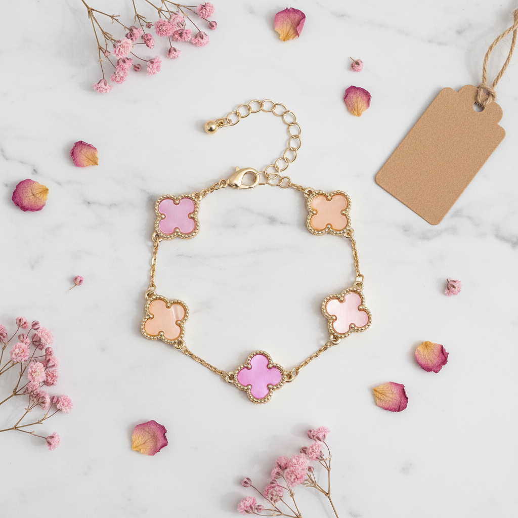 Flat lay bracelet trèfle beige rose sur marbre blanc