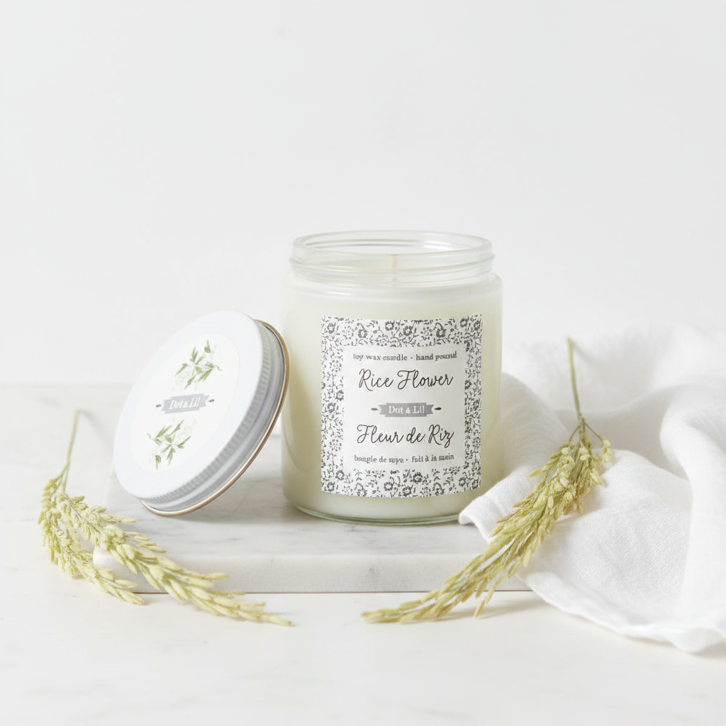 Bougie de soya Fleur de riz Dot & Lil sur marbre avec fleurs blanches