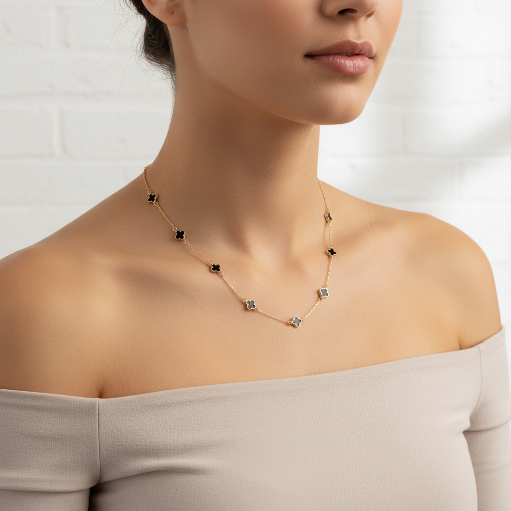 Collier trèfle émail noir porté au cou lifestyle
