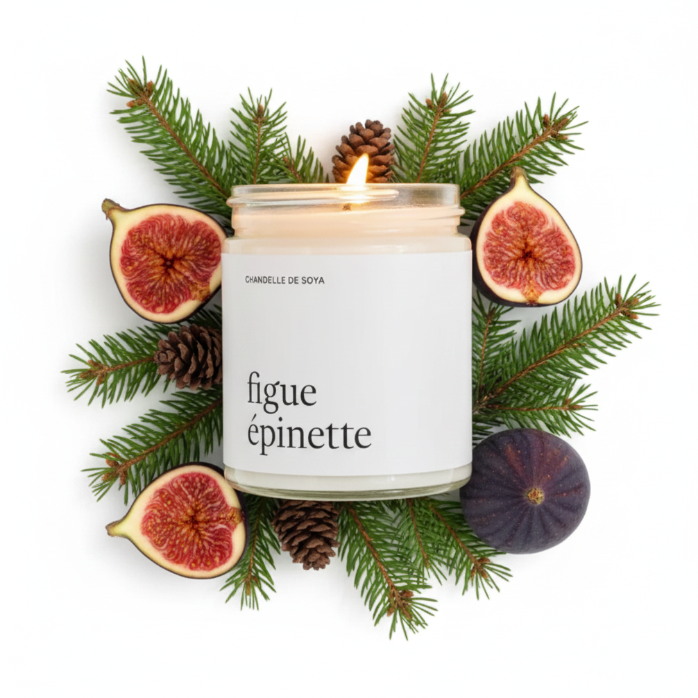 Chandelle de soya Figue Épinette Produits Marée sur fond blanc avec figues fraîches et branches d'épinette