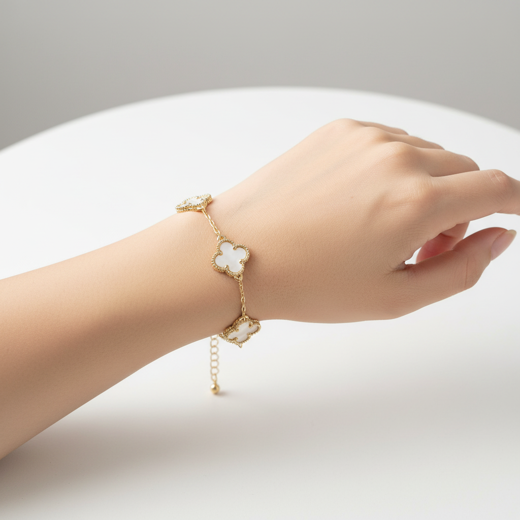 Bracelet trèfle coquillage blanc doré porté au poignet lifestyle