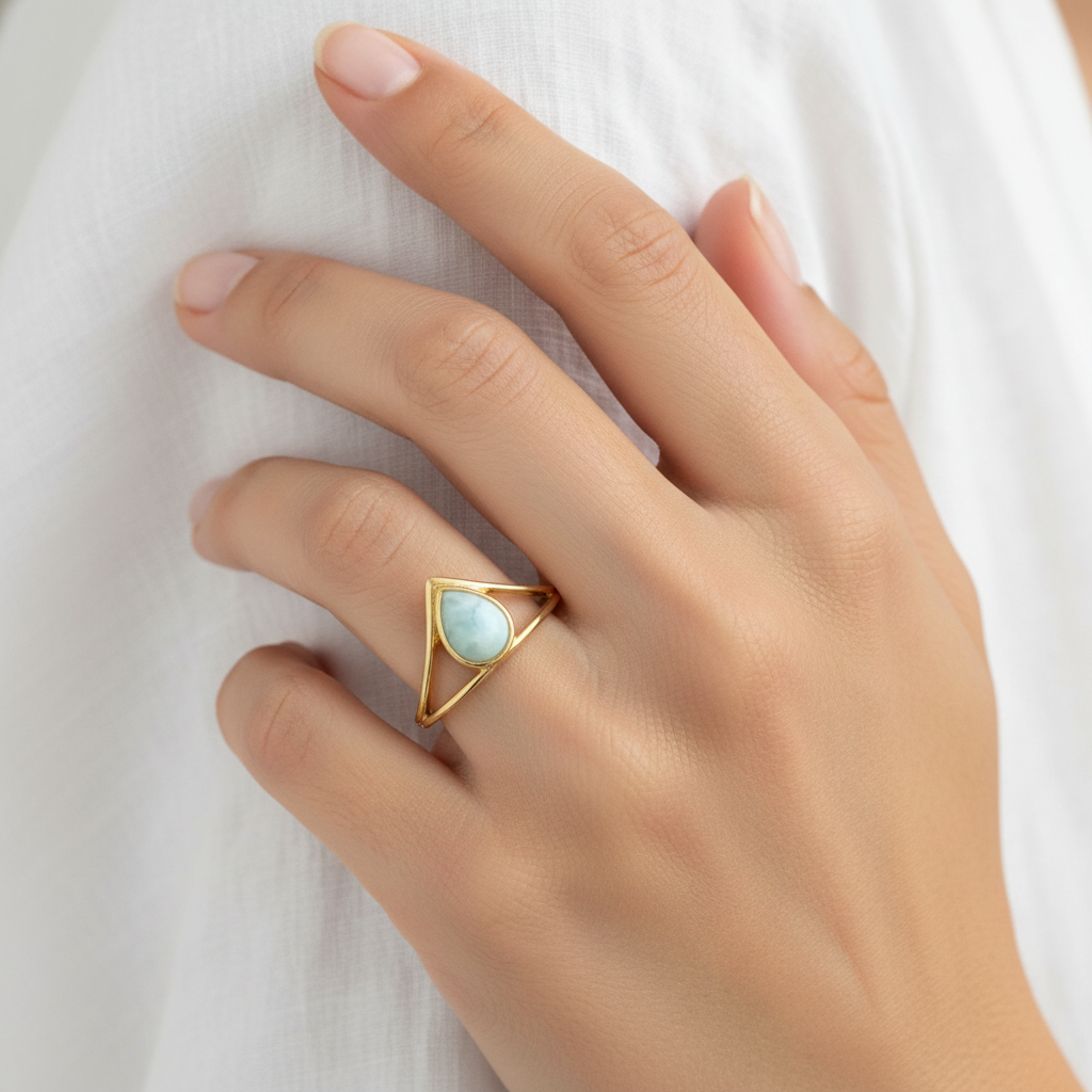 Bague Mikayla aigue-marine dorée portée au doigt lifestyle