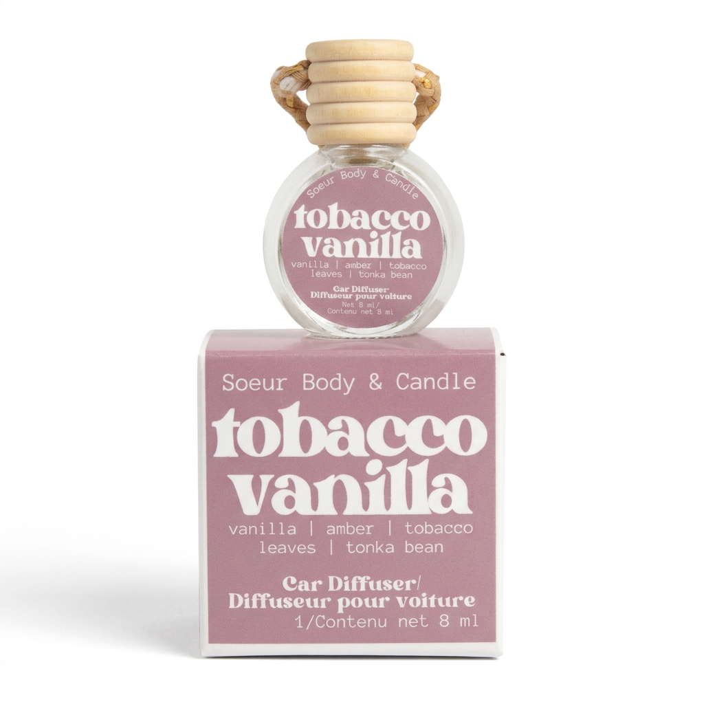 Diffuseur pour voiture Tobacco Vanilla de Soeur Body & Candle avec bouchon en bois et boîte mauve, sur fond blanc.