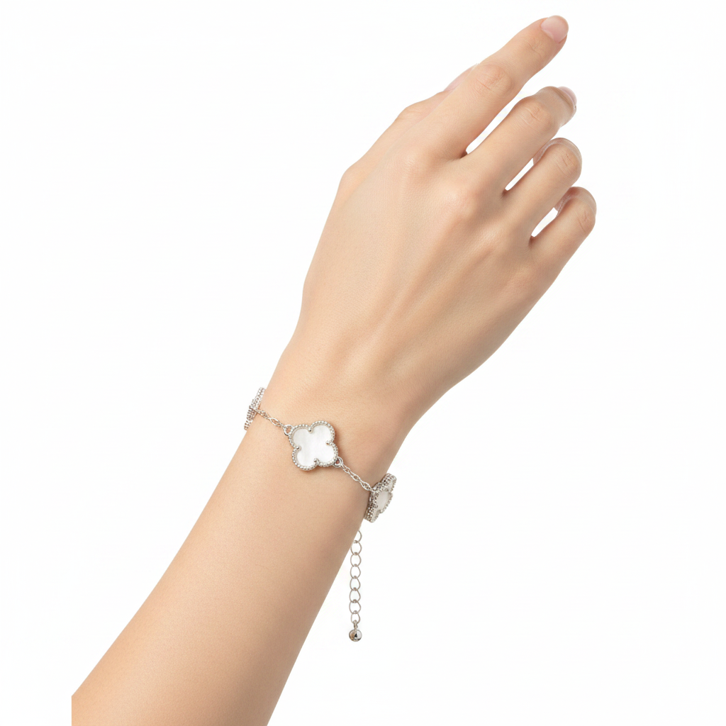 Bracelet trèfle coquillage blanc argenté porté au poignet lifestyle