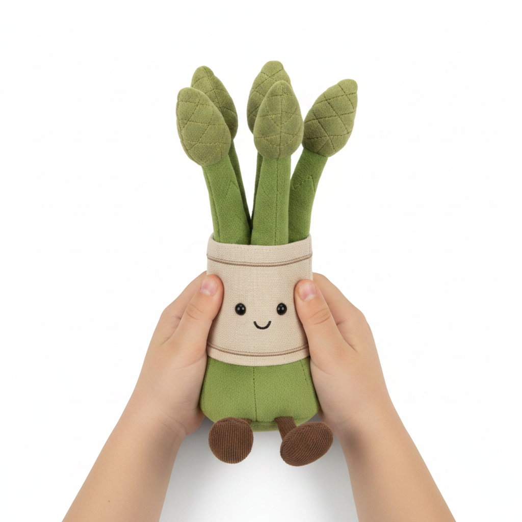 Enfant tenant la peluche Jellycat Amuseables Asparagus