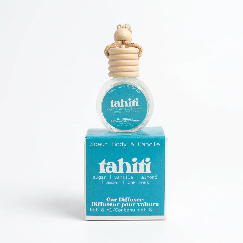 Diffuseur pour voiture Tahiti de Soeur Body & Candle, flacon avec bouchon en bois et boîte turquoise sur fond blanc.