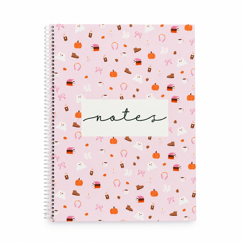 Cahier de notes rose à spirale avec motifs automnaux sur fond blanc