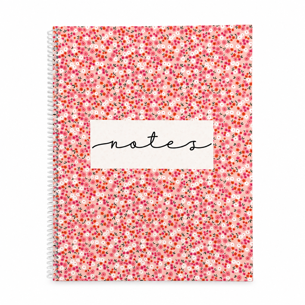 Cahier de notes à spirale couvert de petites fleurs roses et orangées sur fond blanc