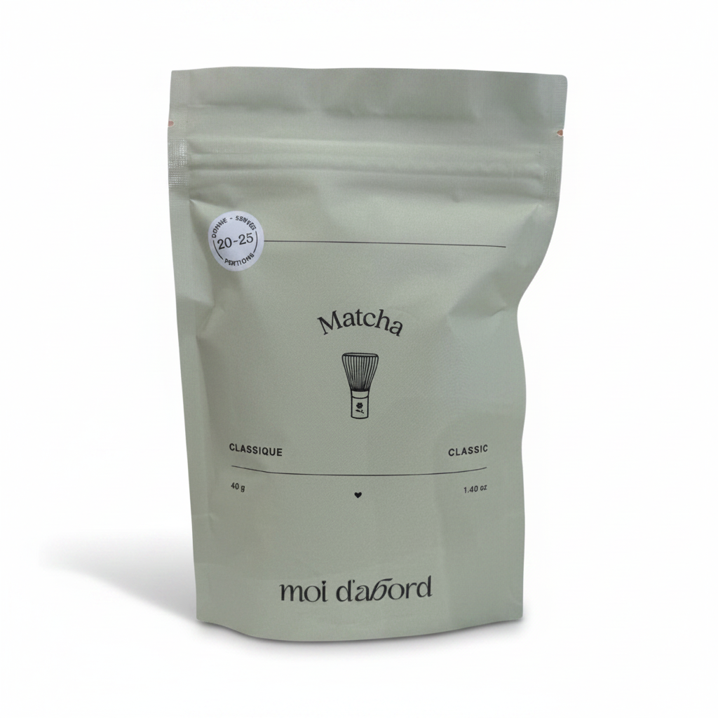 Sachet Matcha Classique Moi d'abord vert sauge sur fond blanc