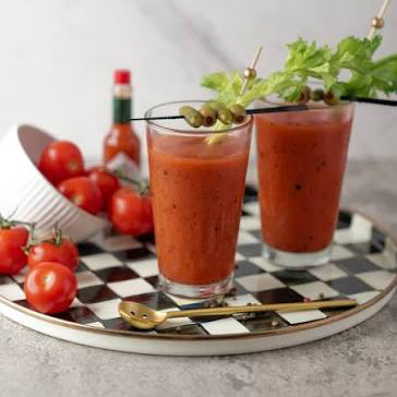 Deux cocktails Bloody Mary glacés servis avec garniture dans des verres